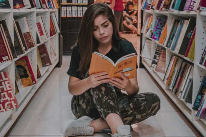 tjej i bibliotek